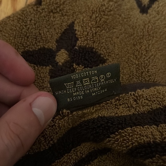 Louis Vuitton unisex logo monogram beach towel NWB - Picture 5 of 7